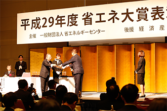 授賞式で表彰を受ける副会長の宮島和美