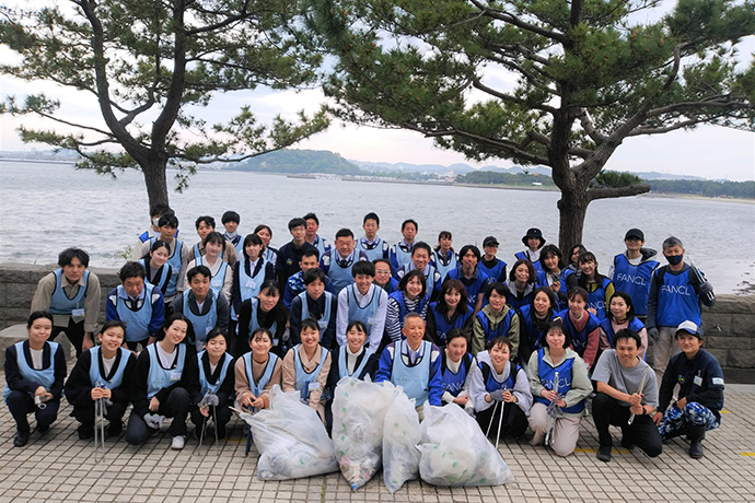 Cleaning up beaches with Yokohama Hakkeijima Co., Ltd.