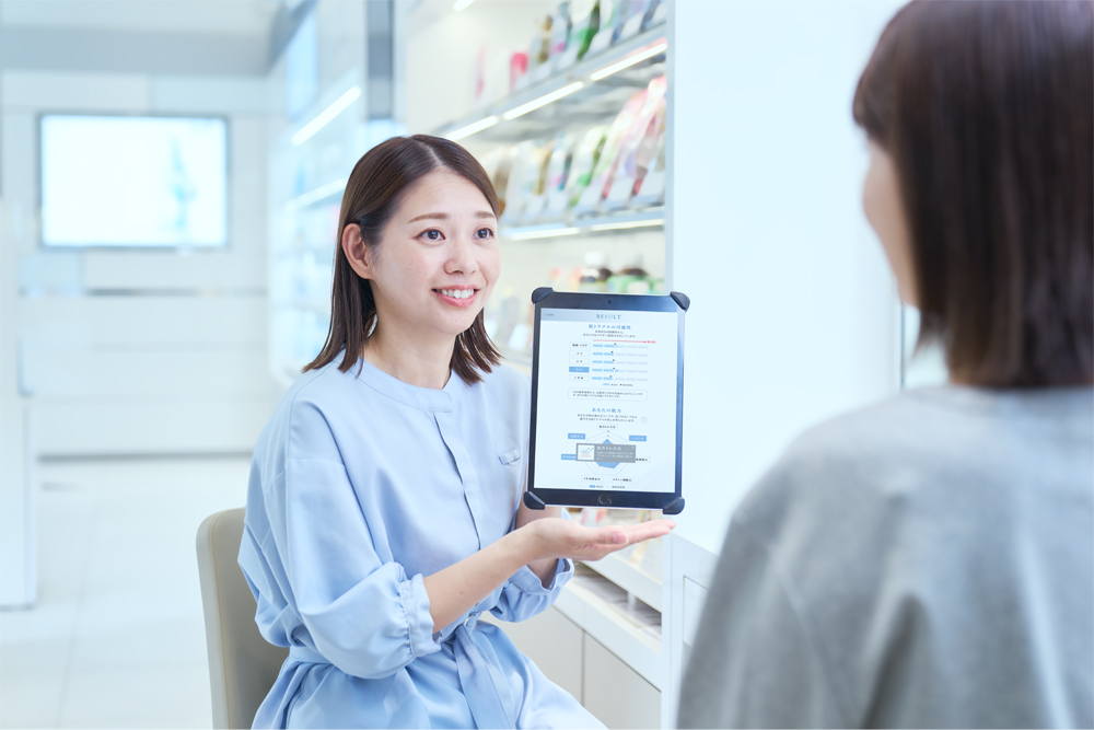 説明している写真