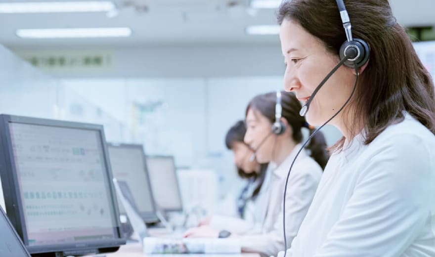 電話をしている写真