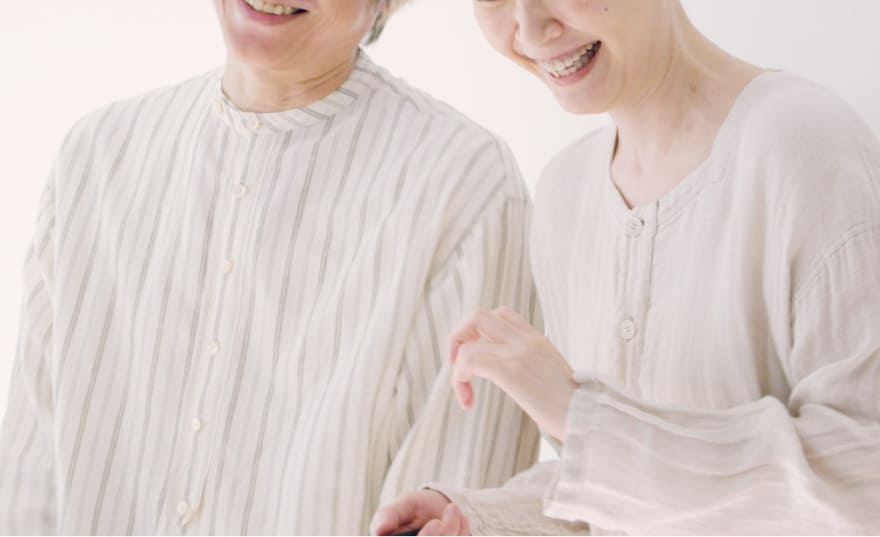 笑い合う人の写真