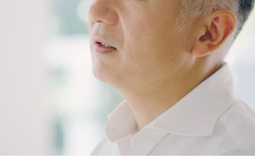 話す人の横顔